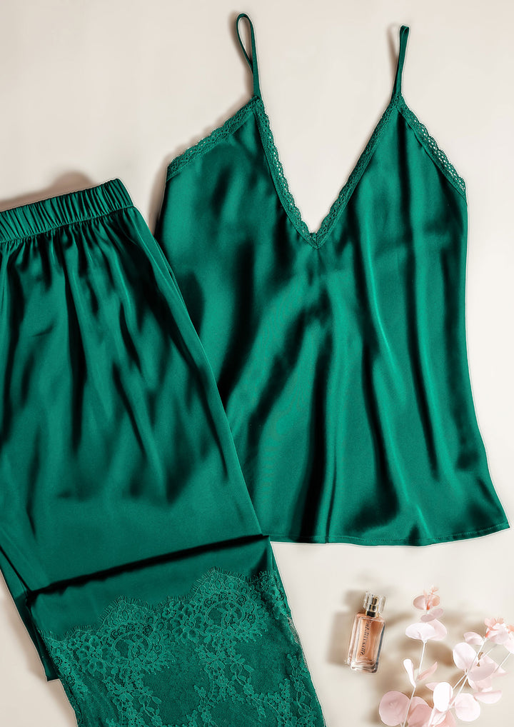 طقم بيجاما ساتان بلمسة دانتيل