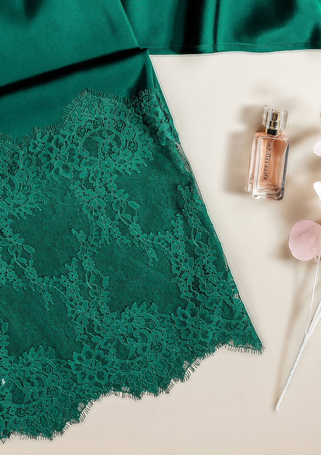 طقم بيجاما ساتان بلمسة دانتيل