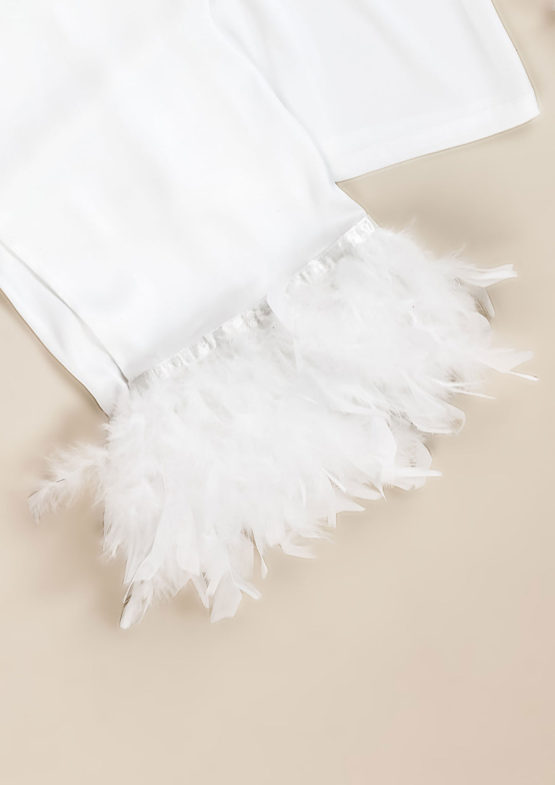 طقم بيجاما ساتان بلمسة ريش