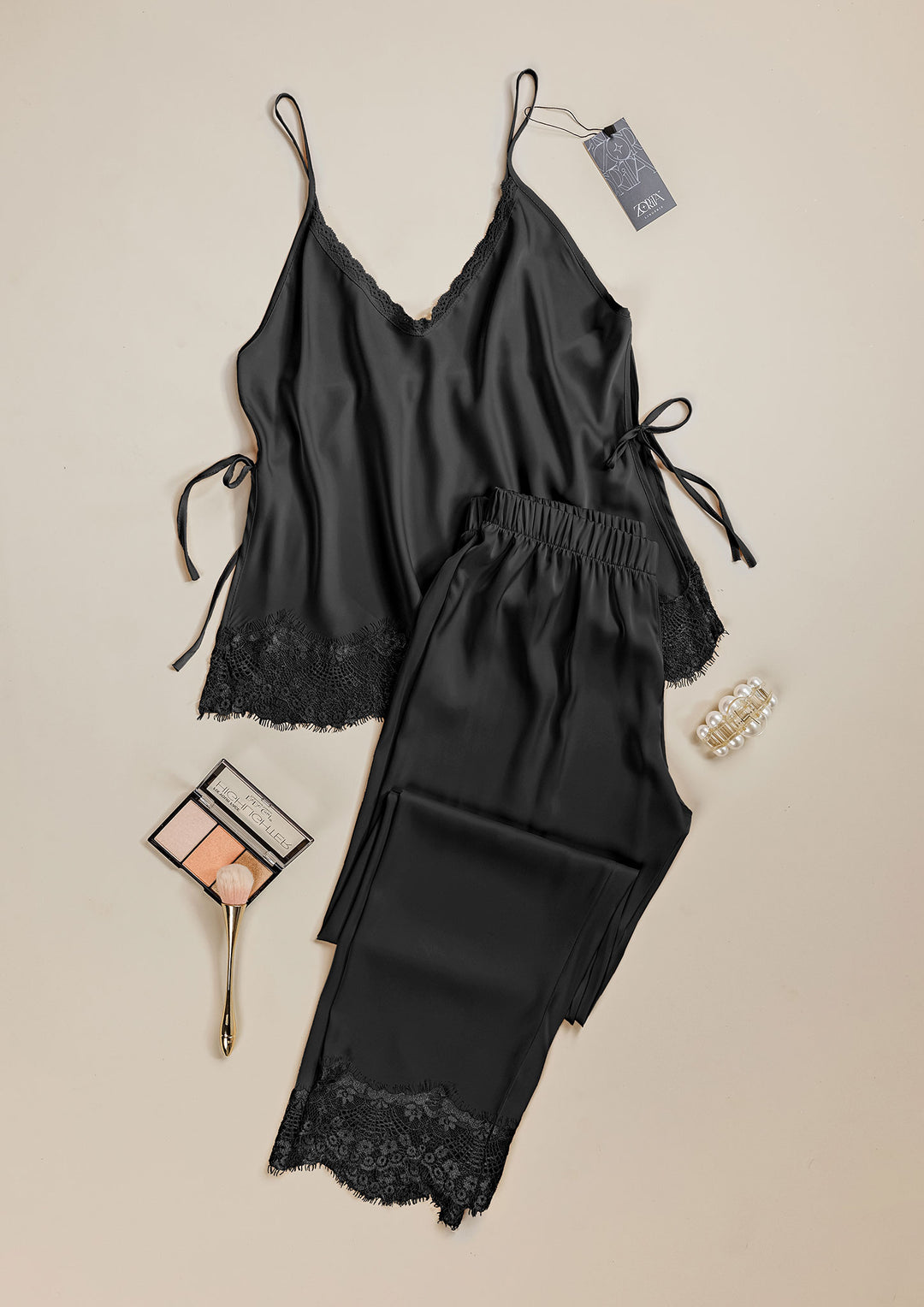 طقم بيجاما ساتان بلمسة دانتيل