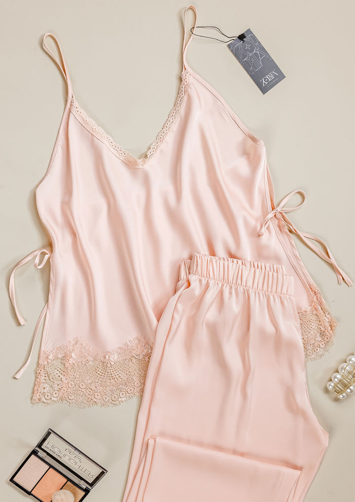 طقم بيجاما ساتان بلمسة دانتيل