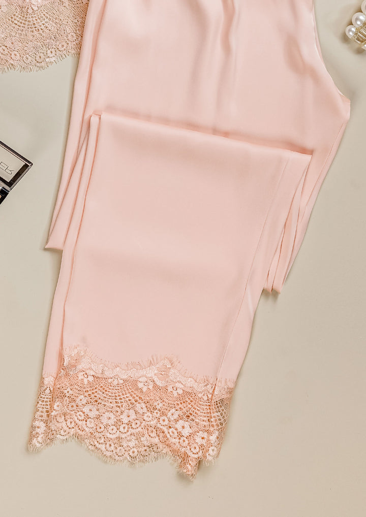 طقم بيجاما ساتان بلمسة دانتيل