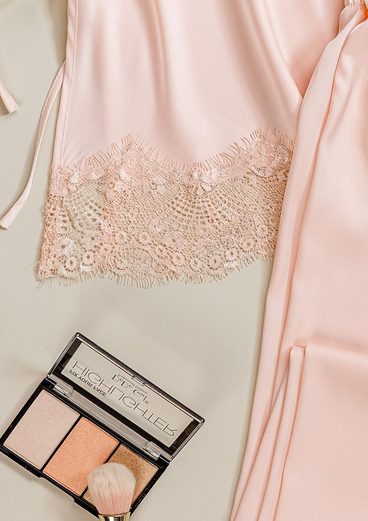 طقم بيجاما ساتان بلمسة دانتيل