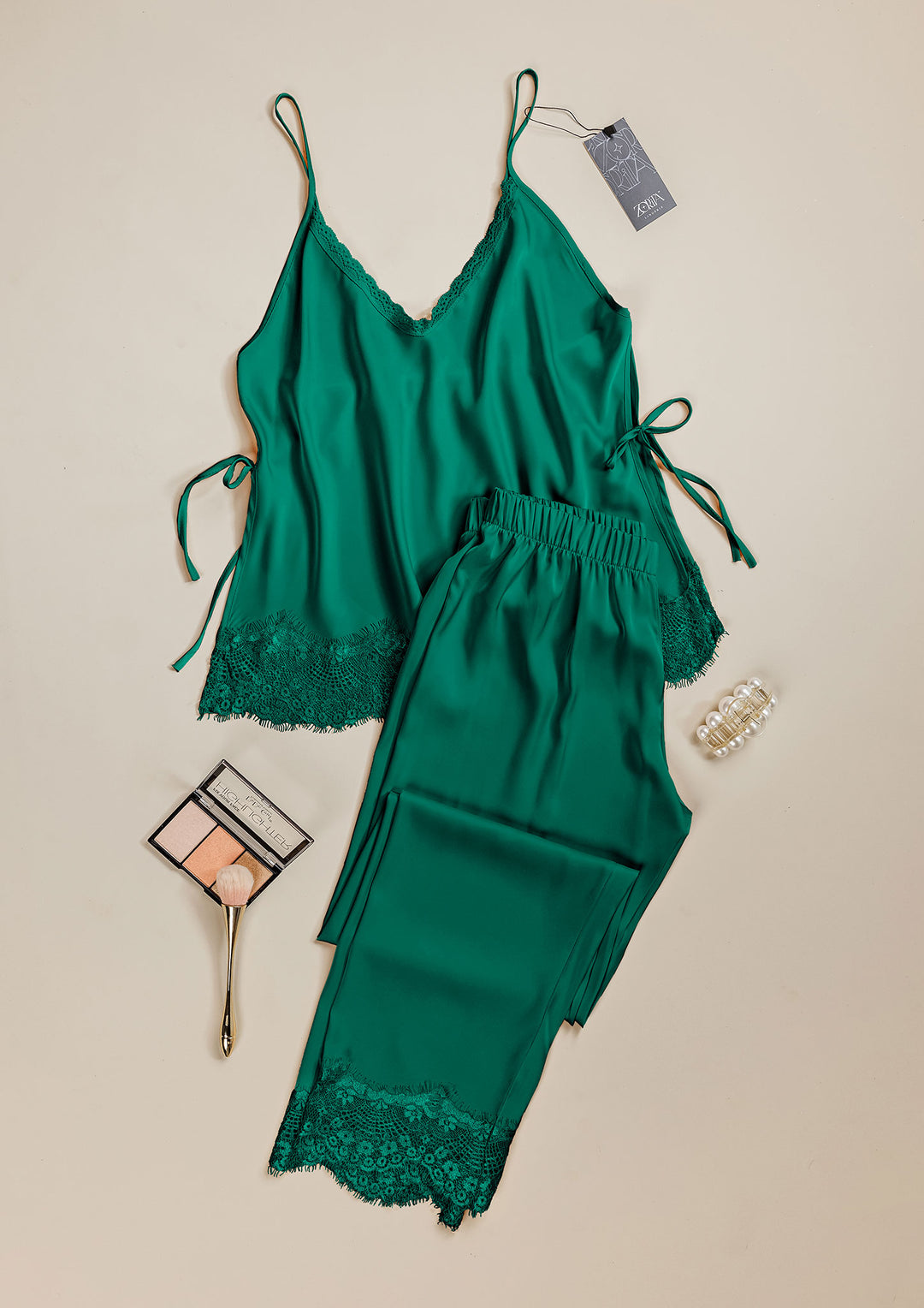 طقم بيجاما ساتان بلمسة دانتيل