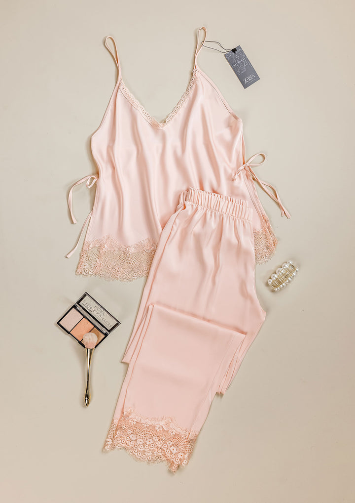 طقم بيجاما ساتان بلمسة دانتيل