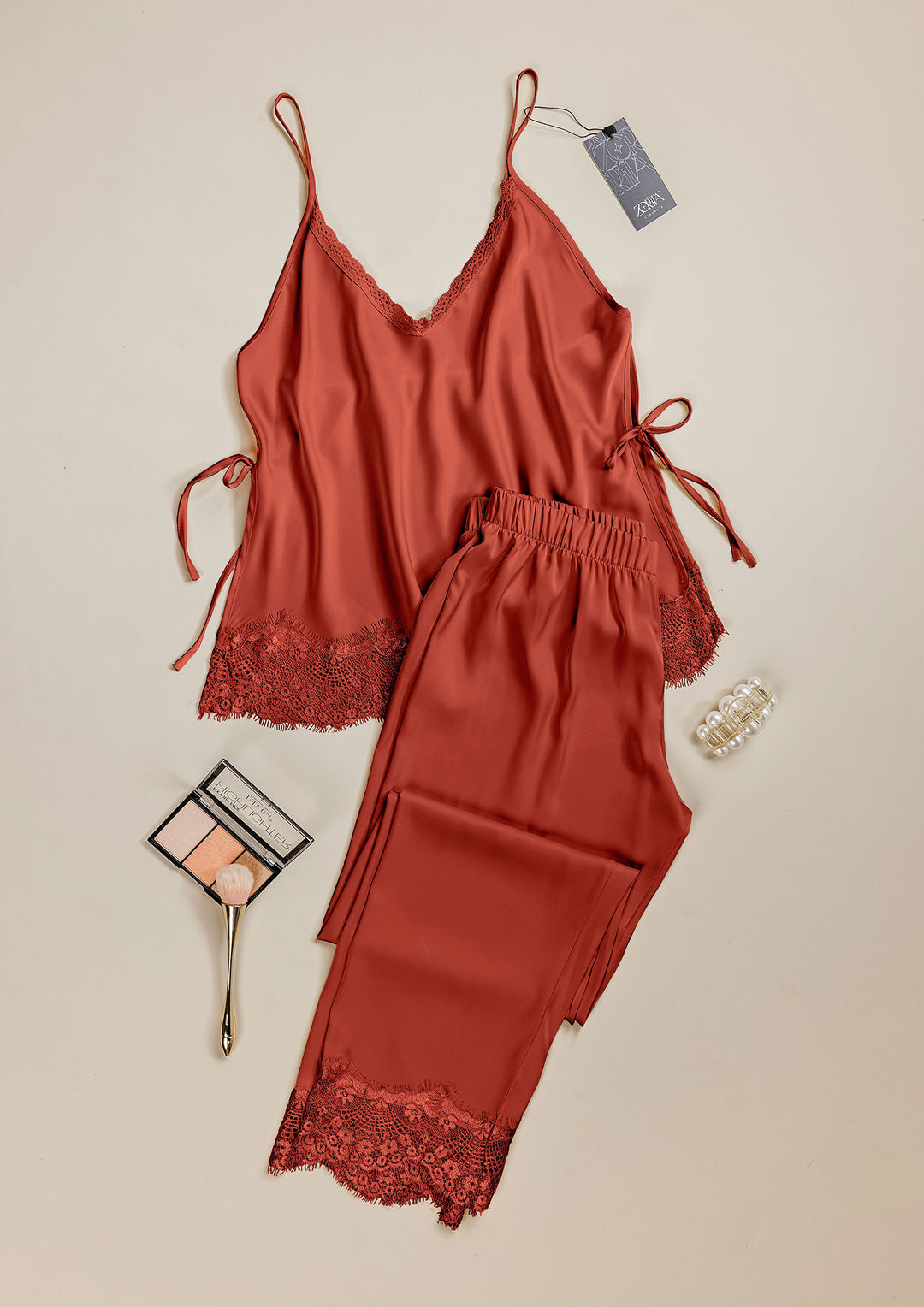 طقم بيجاما ساتان بلمسة دانتيل