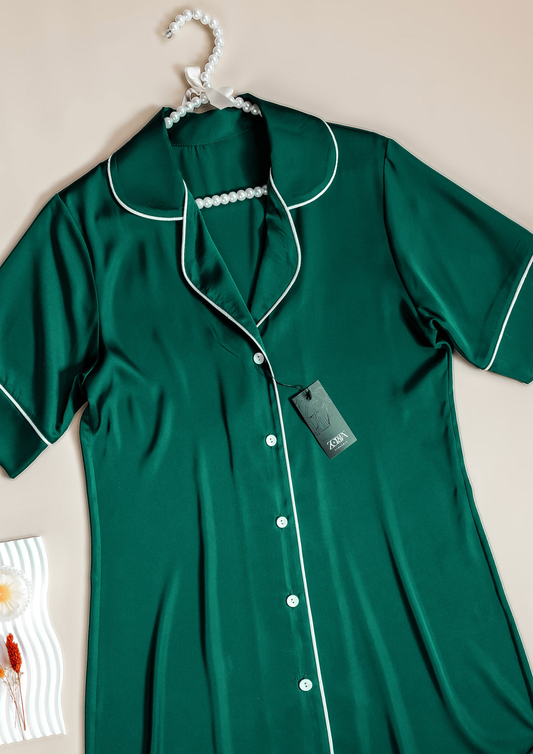 قميص ساتان بأزرار أمامية