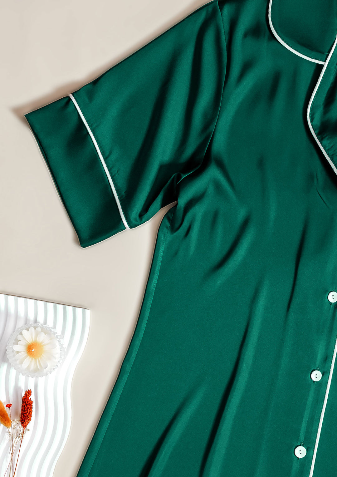 قميص ساتان بأزرار أمامية