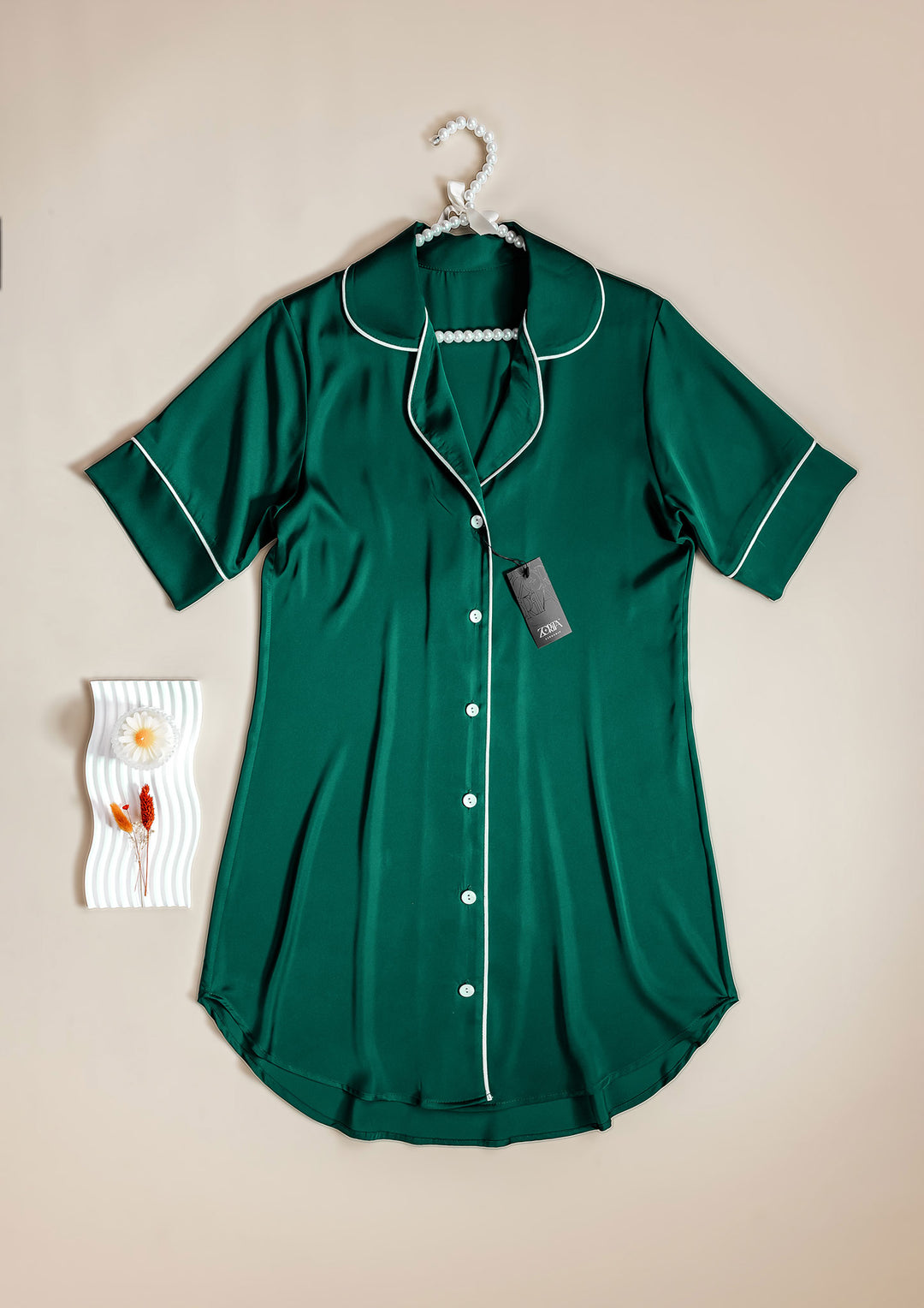 قميص ساتان بأزرار أمامية