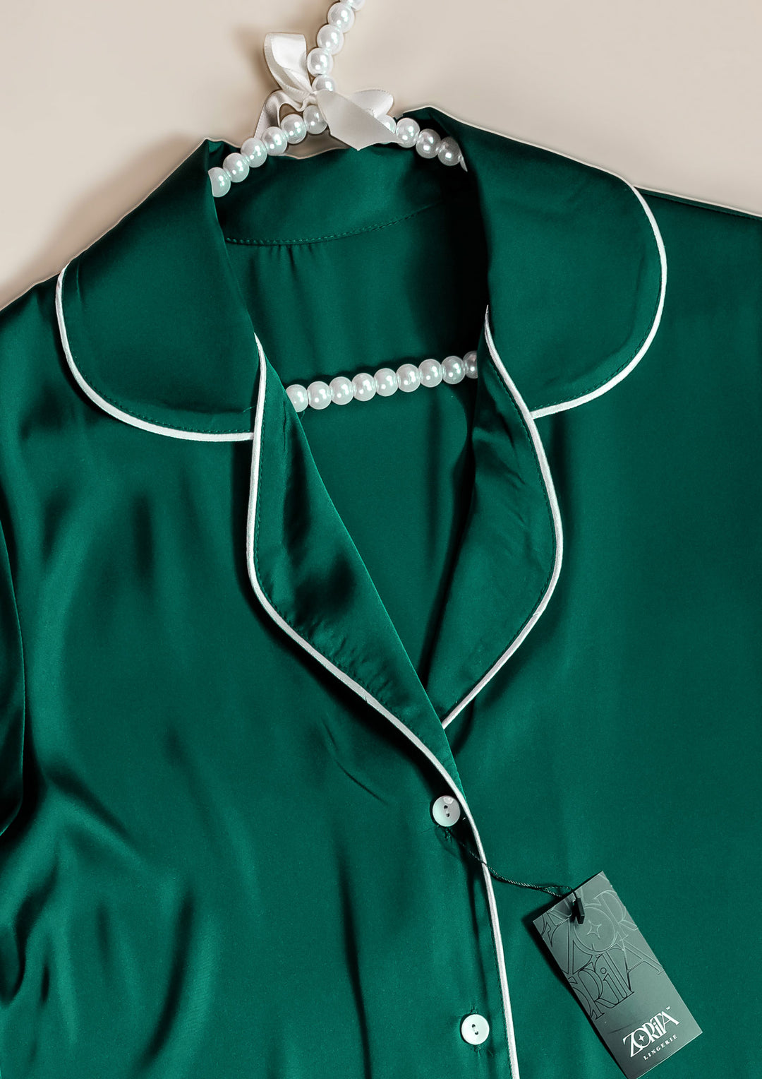 قميص ساتان بأزرار أمامية