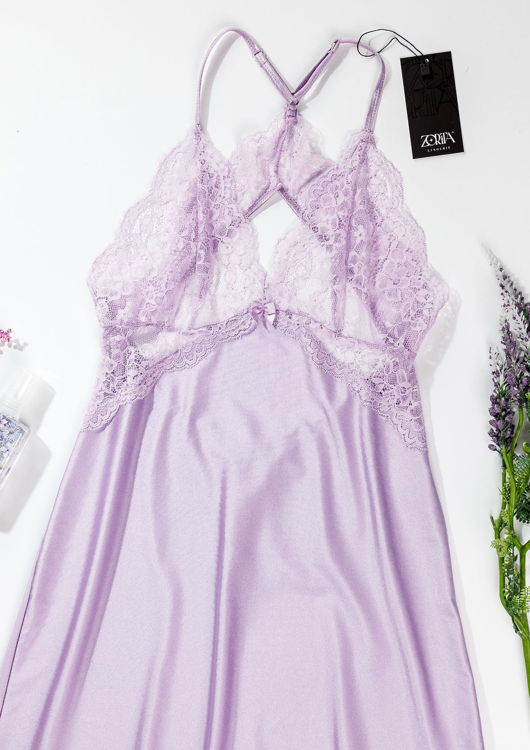 قميص نوم ساتان بلمسة دانتيل