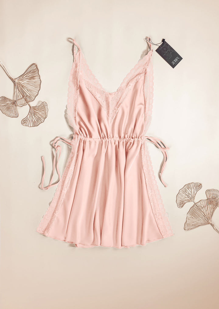 بيبي دول ساتان بحواف دانتيل