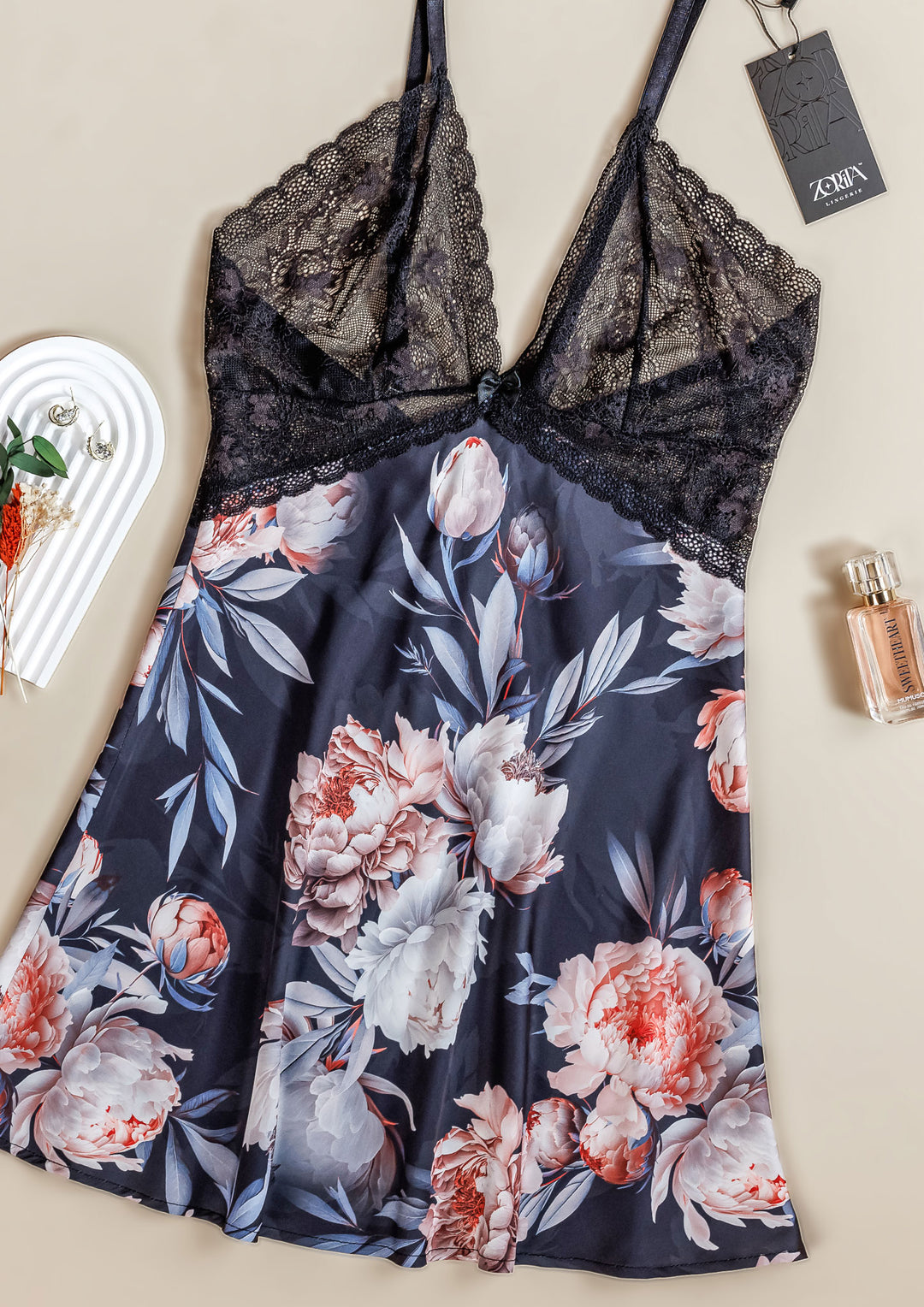 قميص نوم ساتان بحواف دانتيل