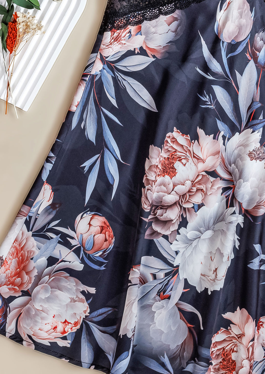 قميص نوم ساتان بحواف دانتيل