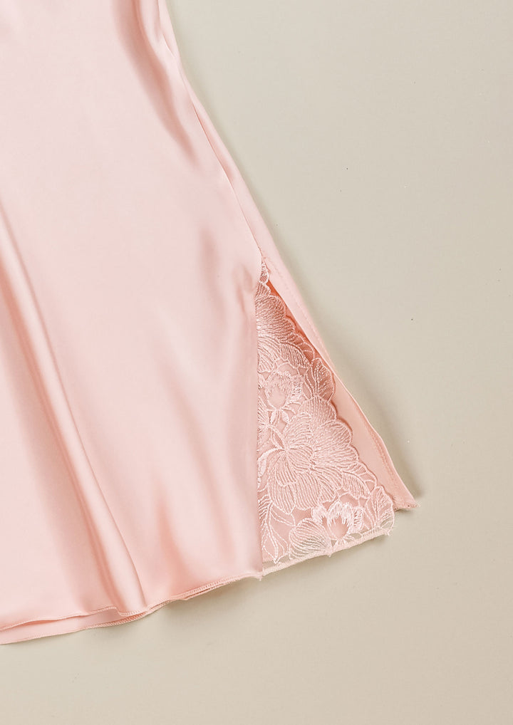 قميص نوم بيبي دول ساتان بلمسة دانتيل