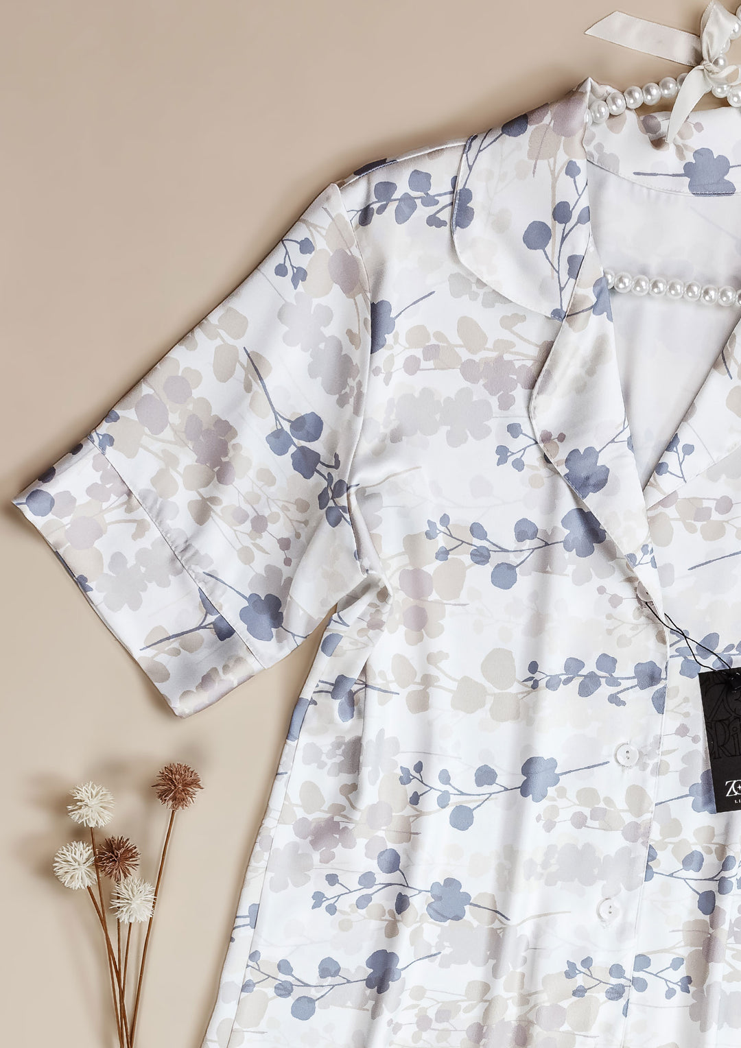 قميص ساتان بأزرار أمامية