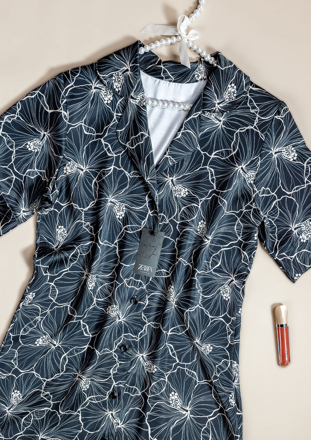 قميص ساتان بأزرار أمامية