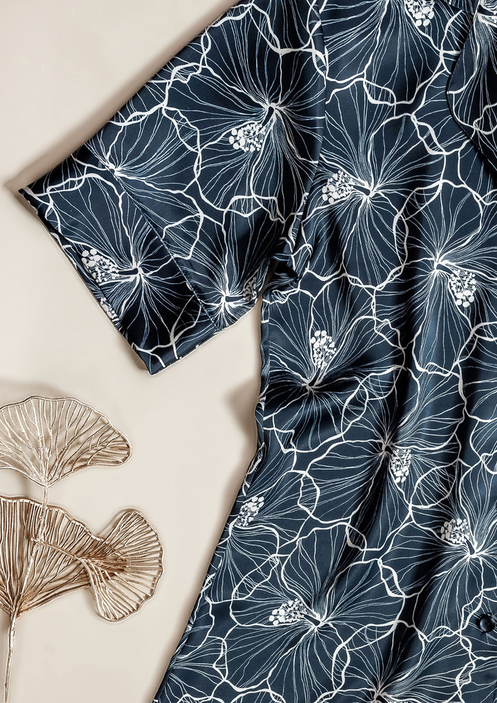 قميص ساتان بأزرار أمامية