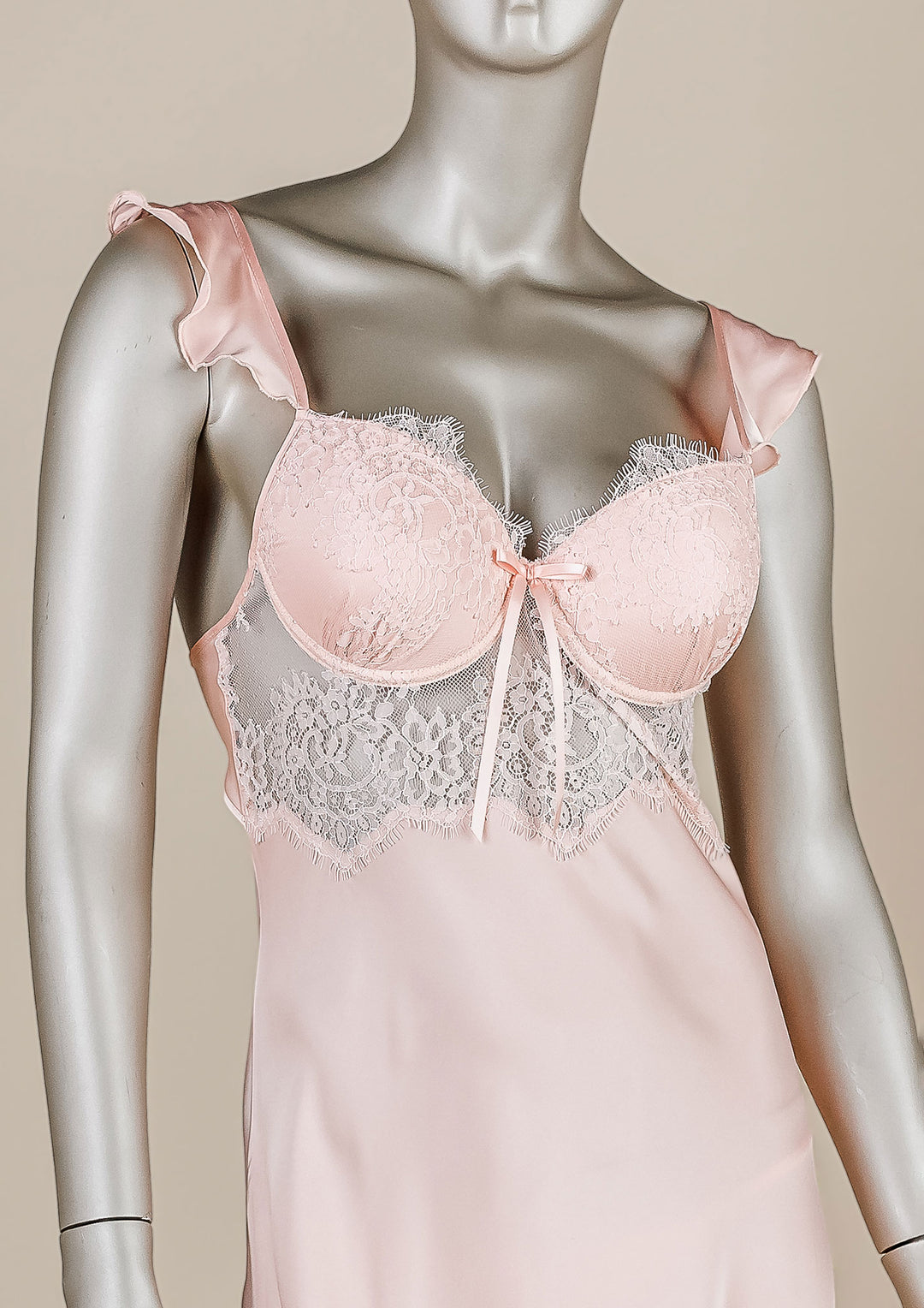 فستان ساتان بحواف دانتيل