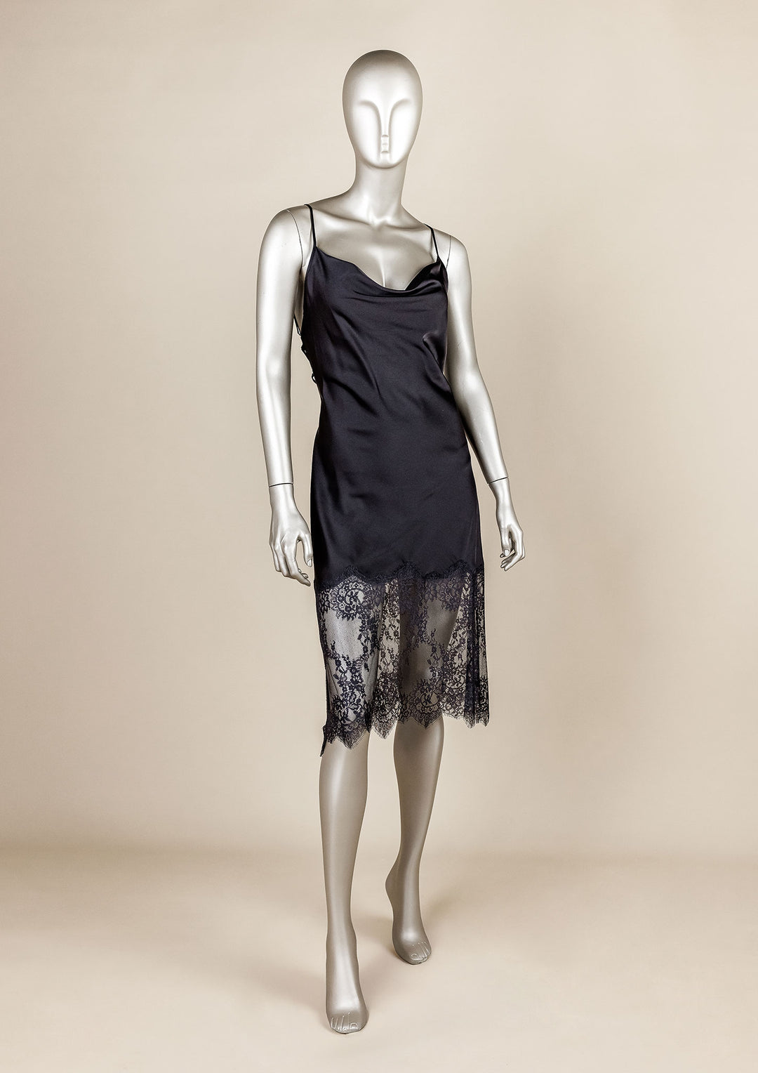 فستان ساتان بحواف دانتيل