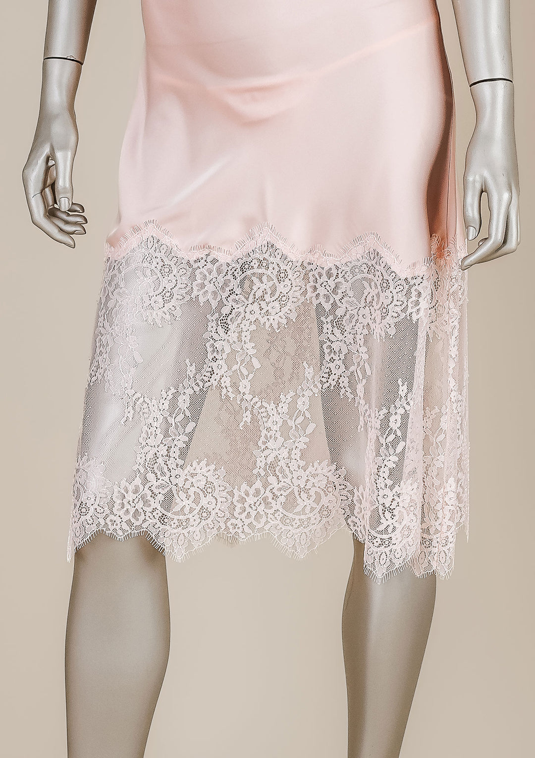 فستان ساتان بحواف دانتيل