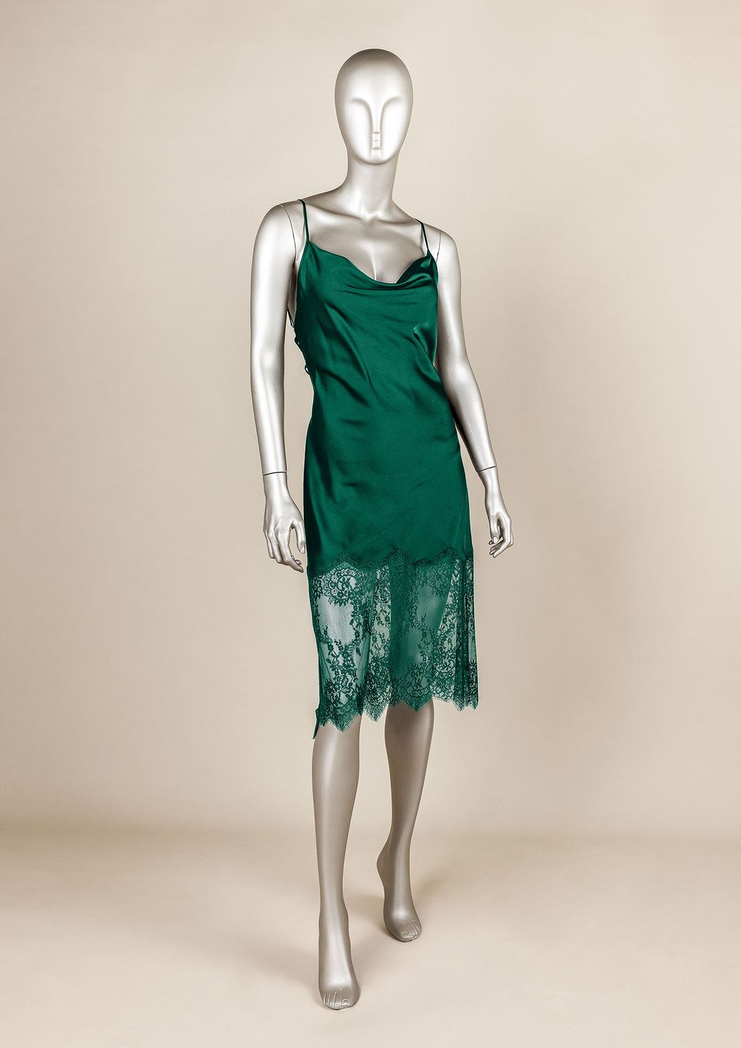 فستان ساتان بحواف دانتيل