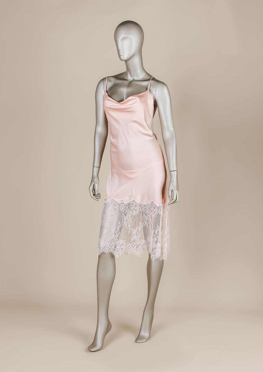 فستان ساتان بحواف دانتيل