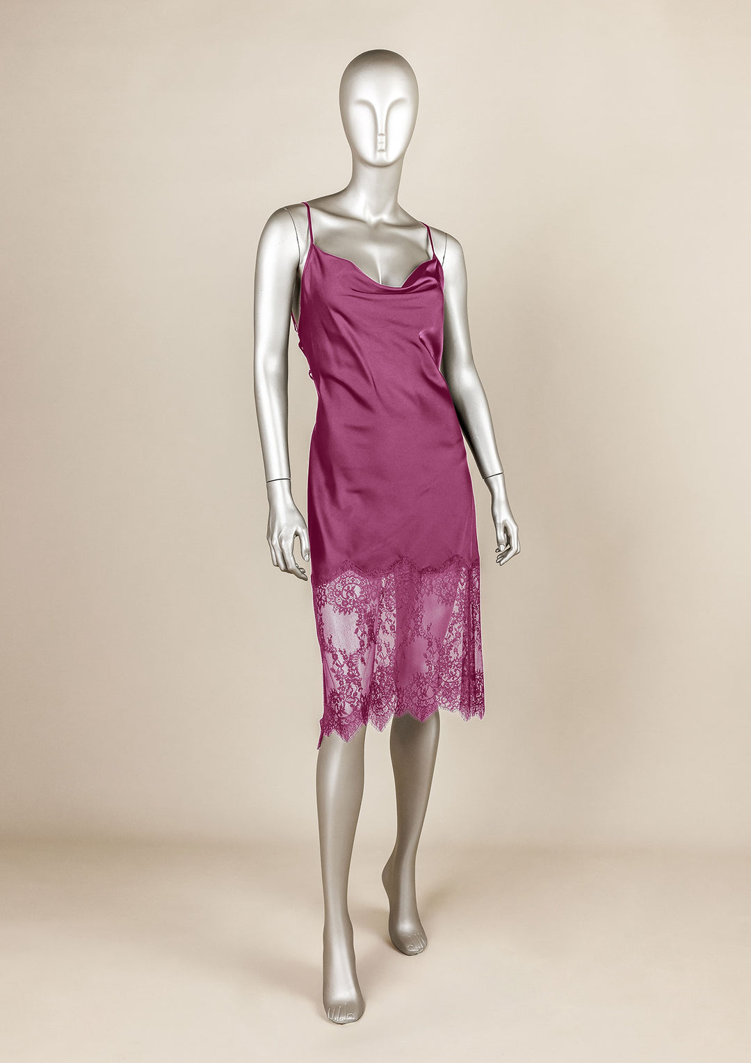 فستان ساتان بحواف دانتيل