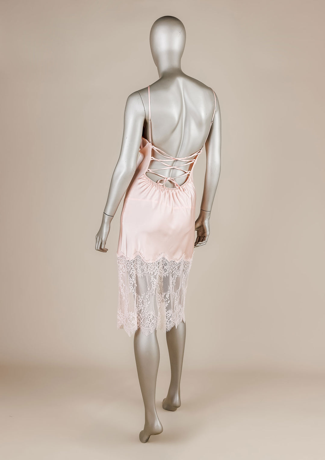 فستان ساتان بحواف دانتيل