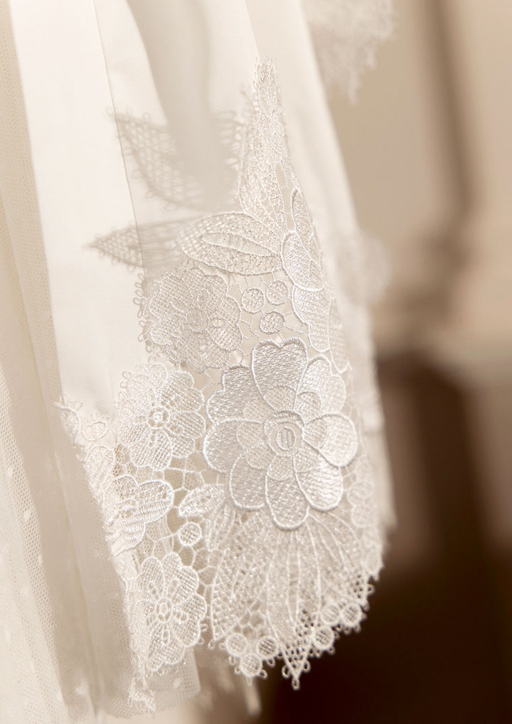 طقم لانجري عرائسي بلمسة دانتيل