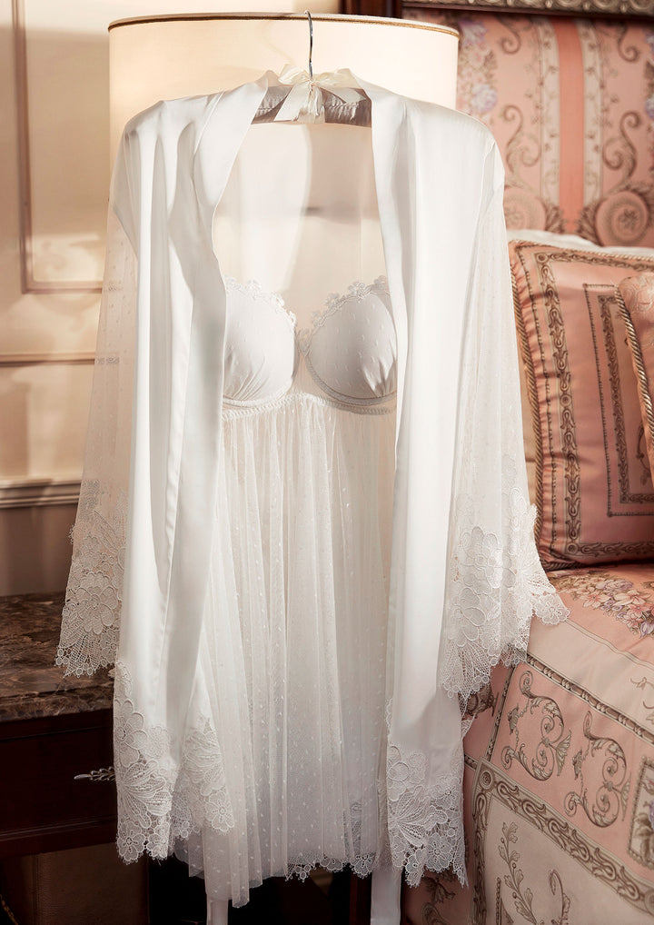 طقم لانجري عرائسي بلمسة دانتيل