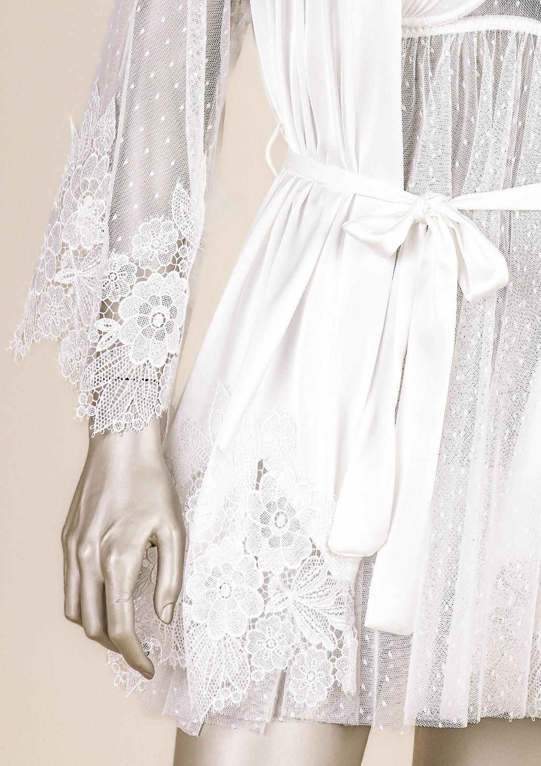 طقم لانجري عرائسي بلمسة دانتيل