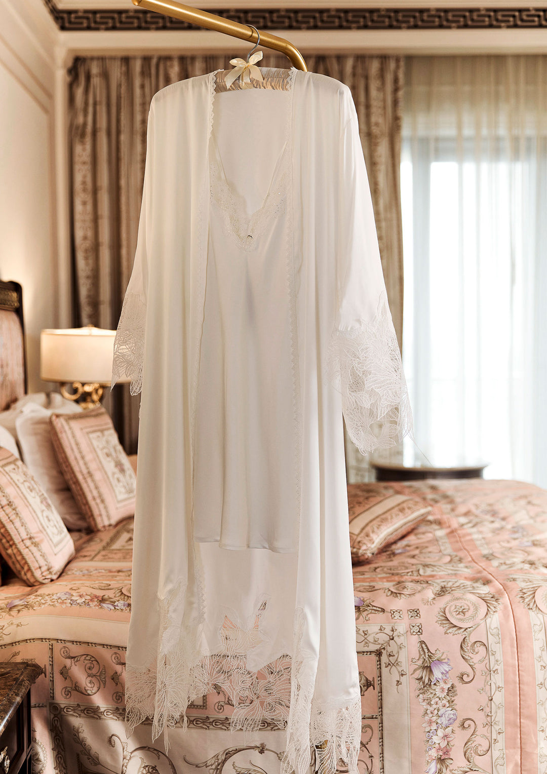 طقم روب و بيبي دول ساتان للعروس