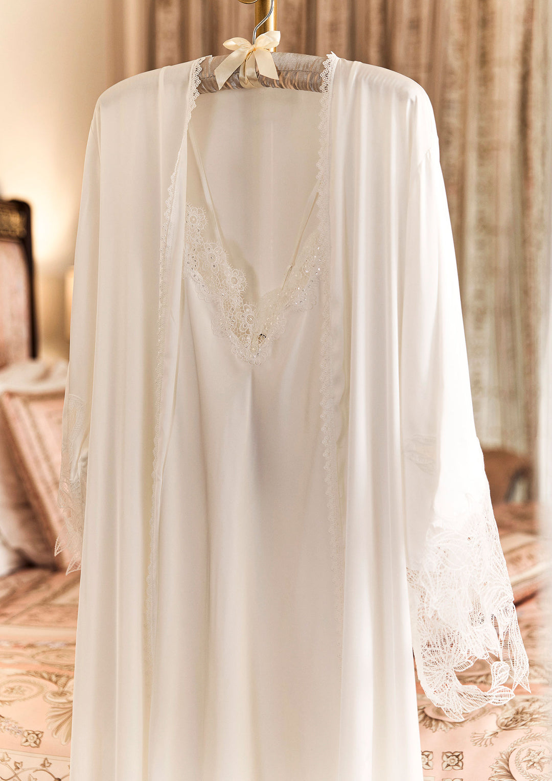 طقم روب و بيبي دول ساتان للعروس