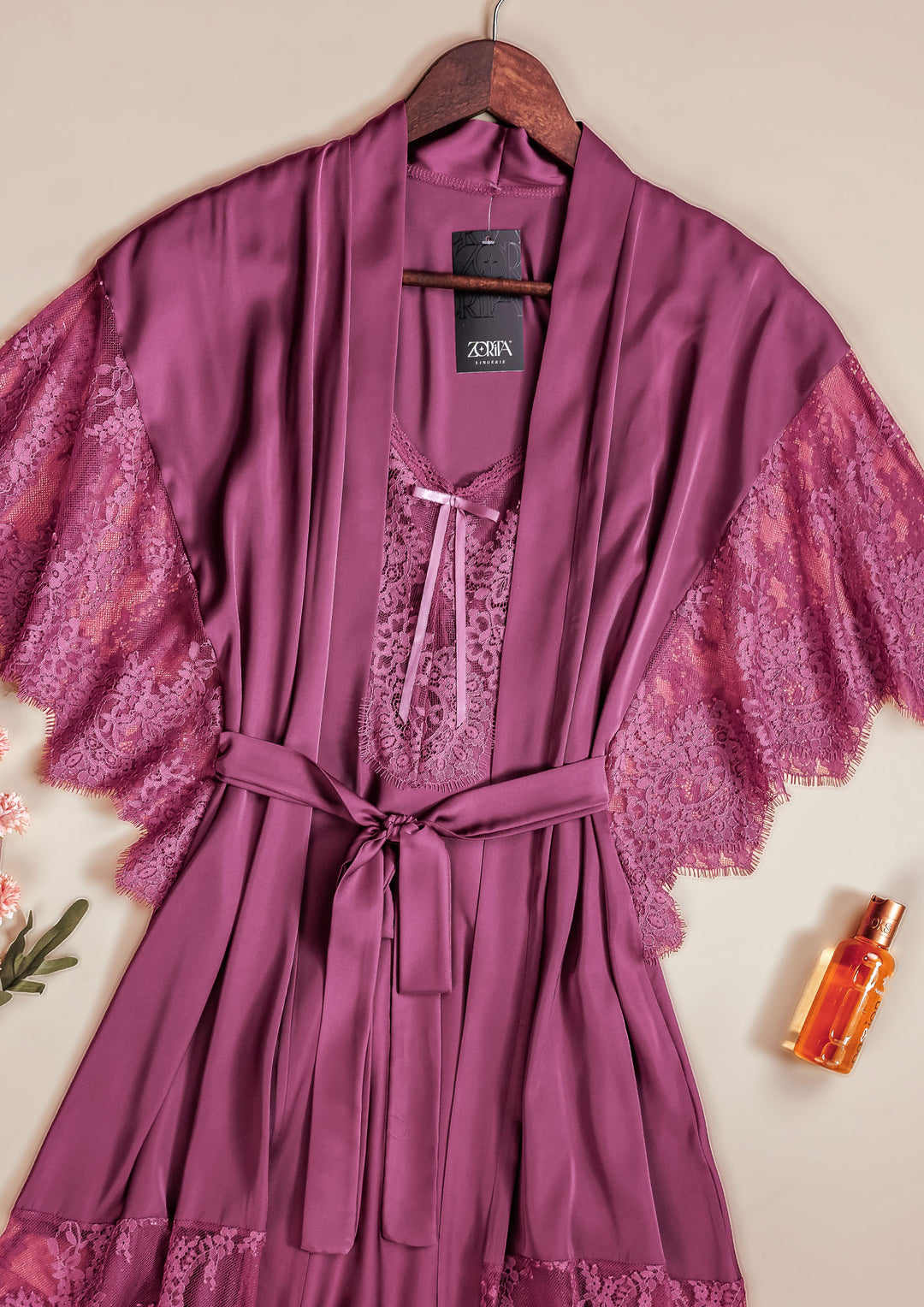 روب ساتان بحواف دانتيل