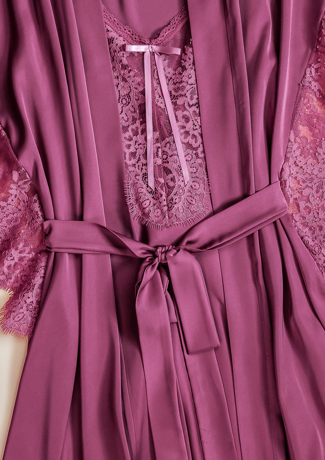 روب ساتان بحواف دانتيل