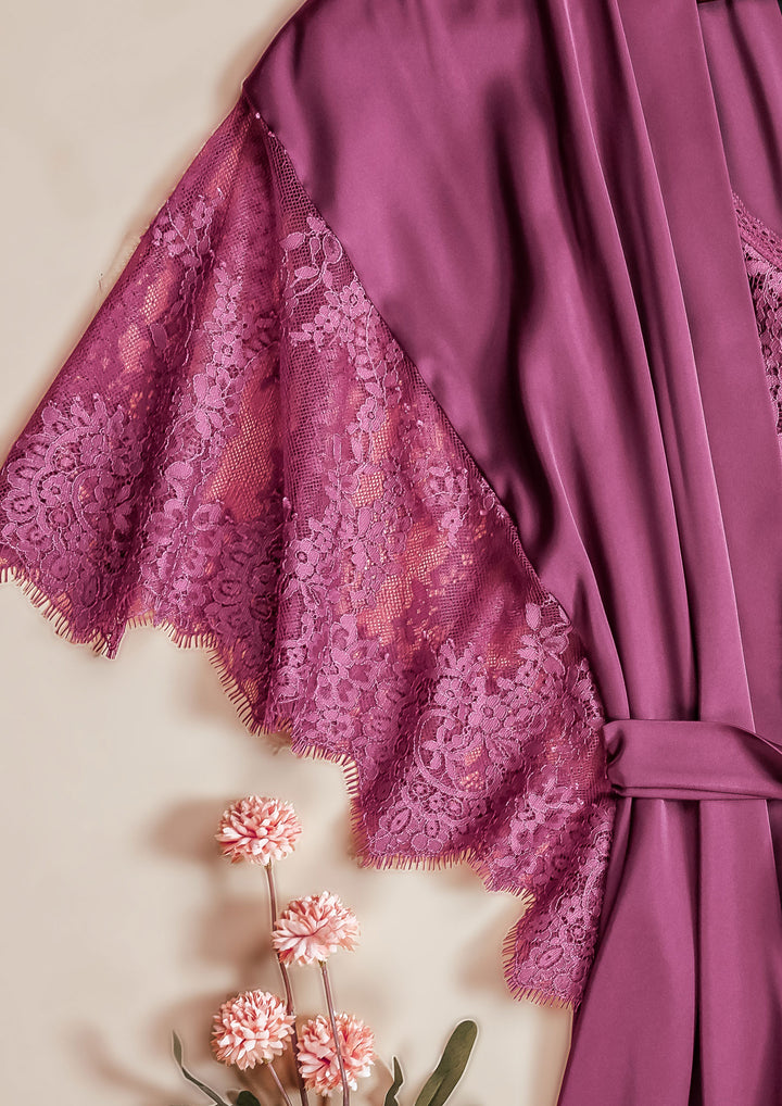 روب ساتان بحواف دانتيل