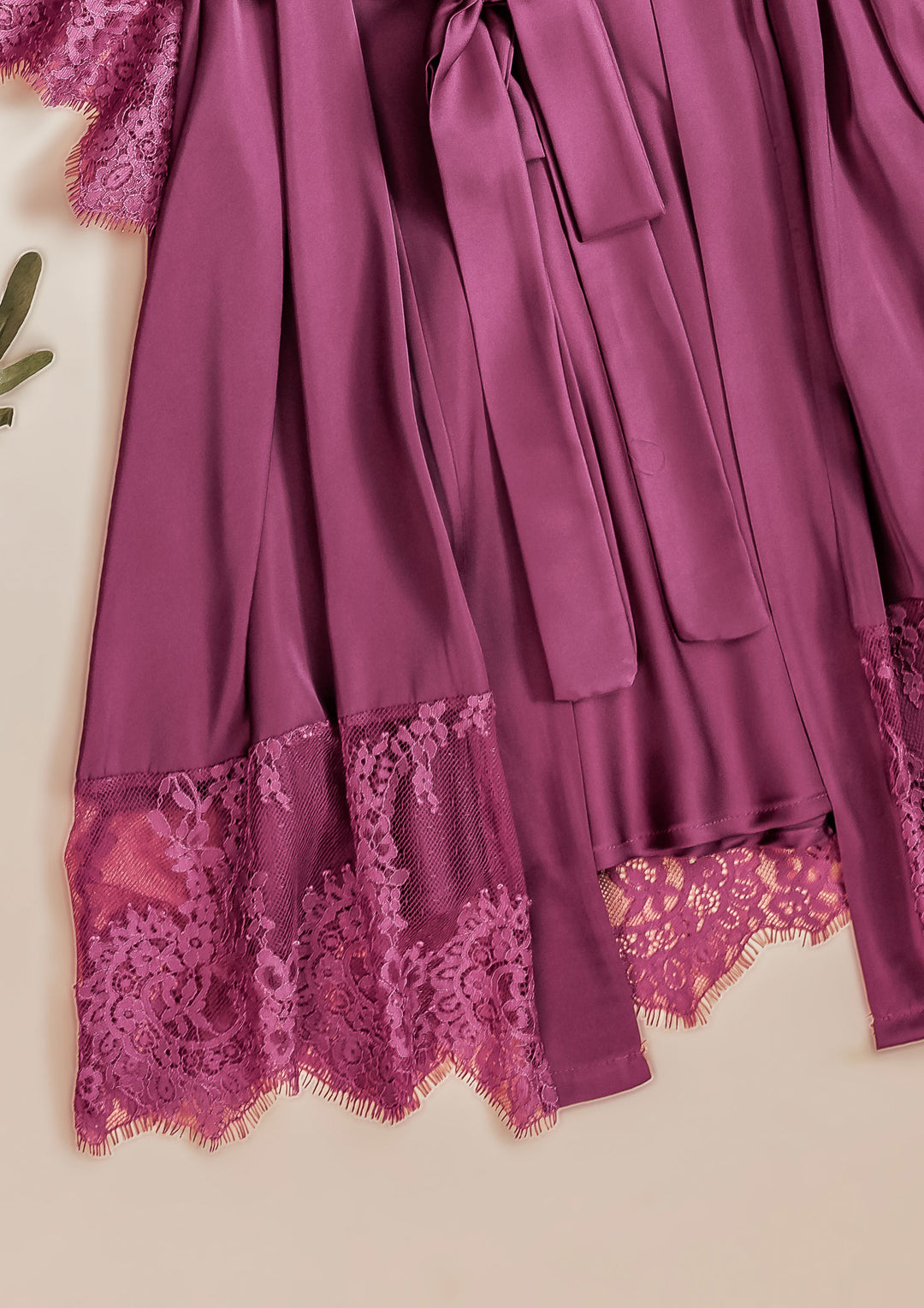 روب ساتان بحواف دانتيل