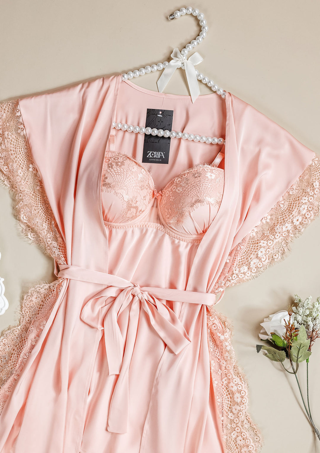 روب ساتان بحواف دانتيل