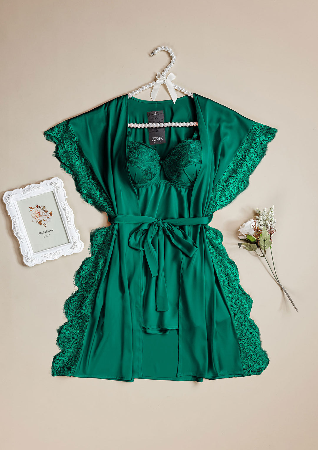 روب ساتان بحواف دانتيل