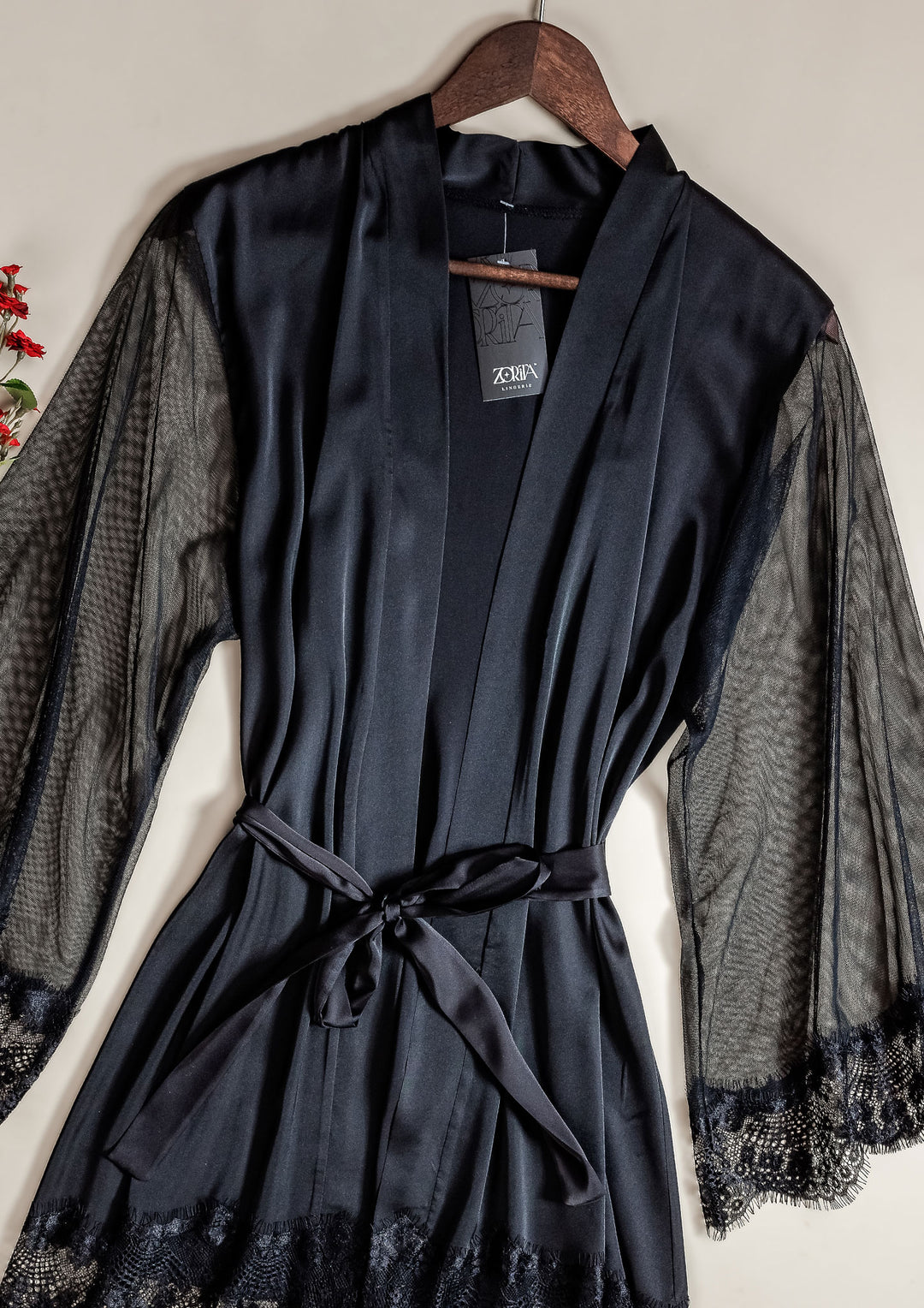 روب ساتان قصير بحواف دانتيل