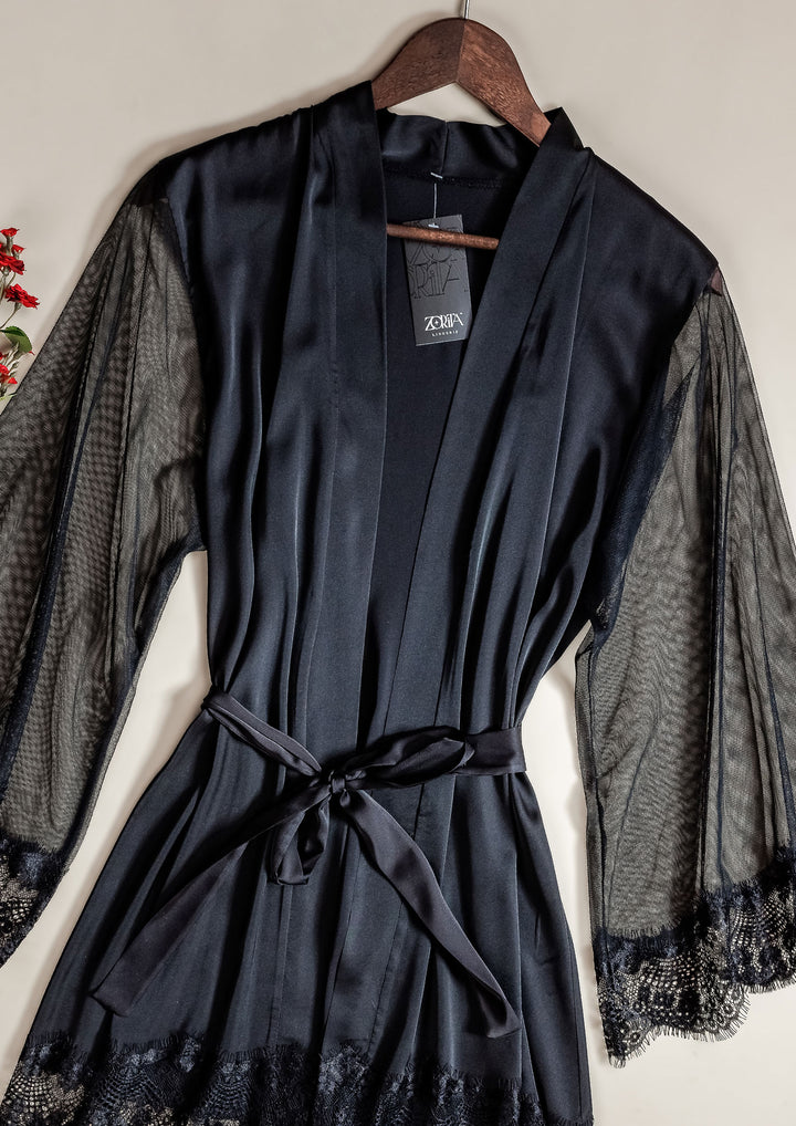 روب ساتان قصير بحواف دانتيل