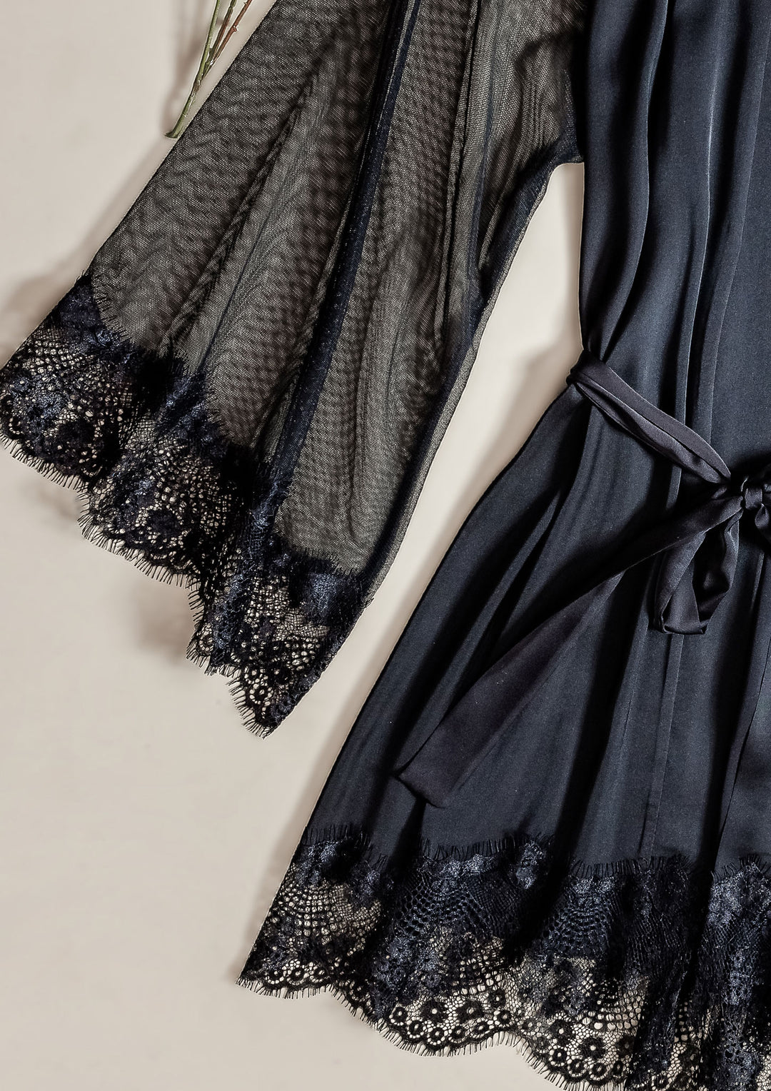 روب ساتان قصير بحواف دانتيل