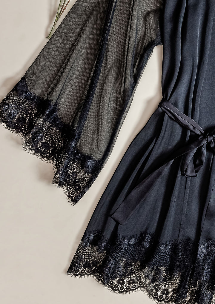 روب ساتان قصير بحواف دانتيل