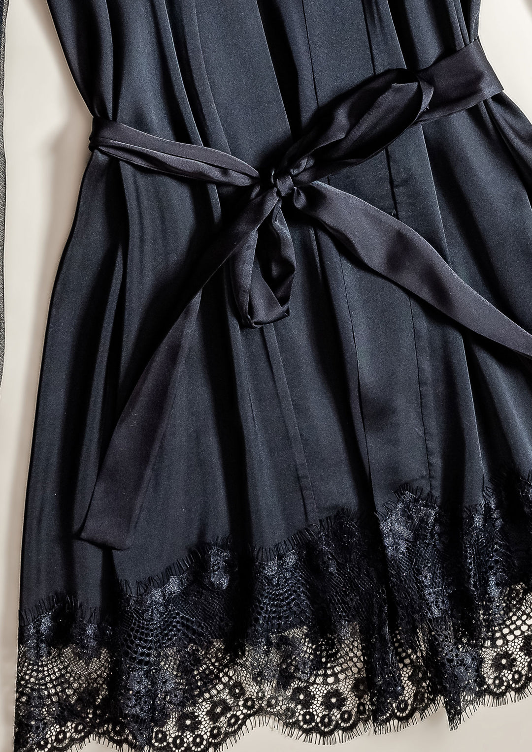 روب ساتان قصير بحواف دانتيل