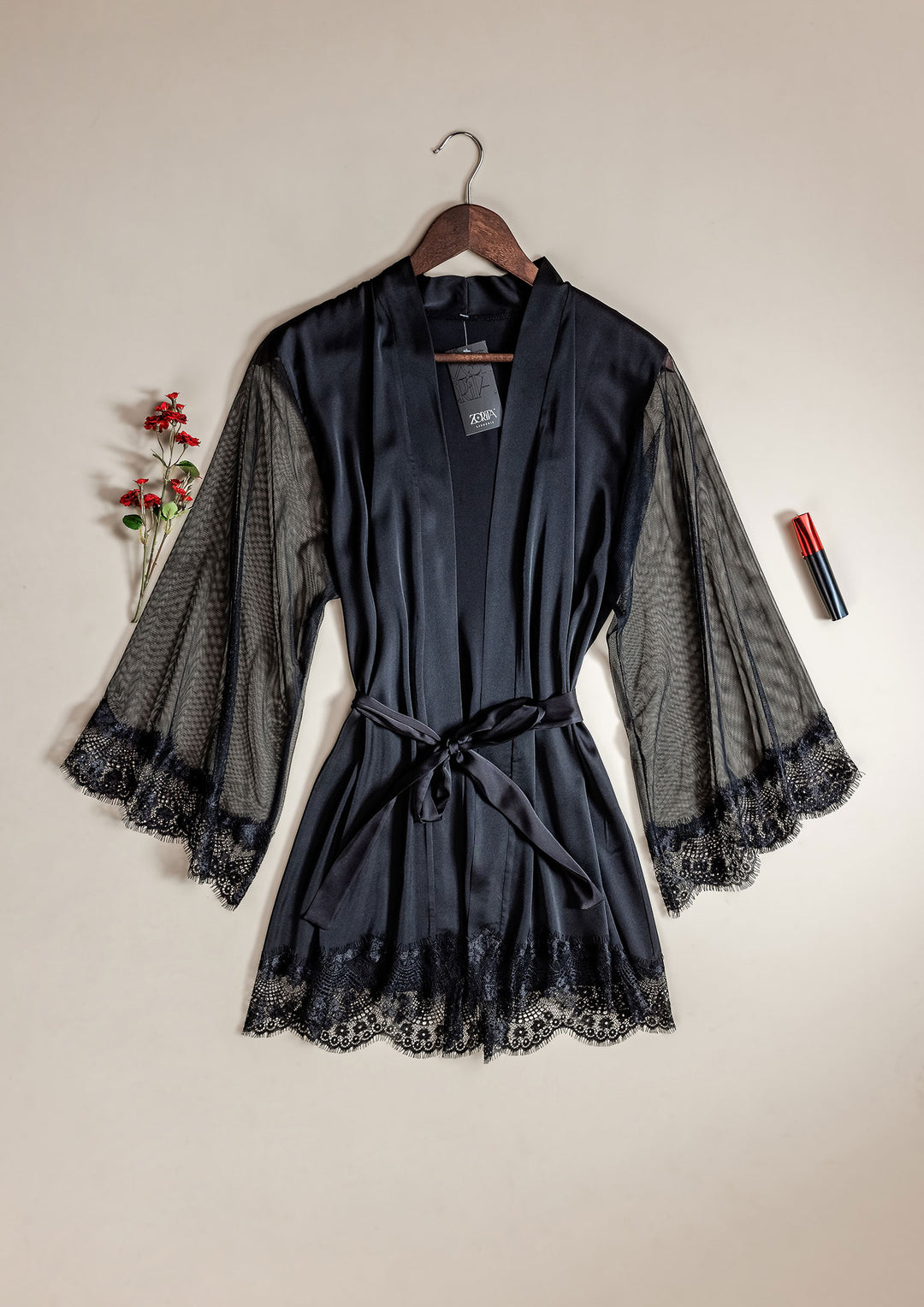 روب ساتان قصير بحواف دانتيل