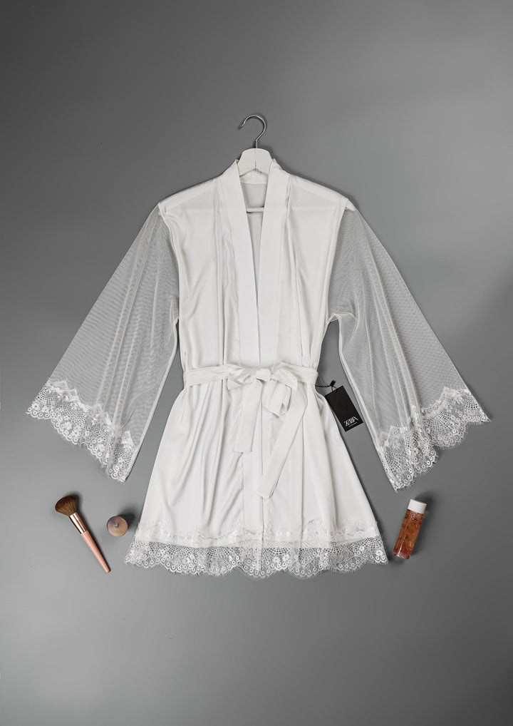 روب ساتان قصير بحواف دانتيل